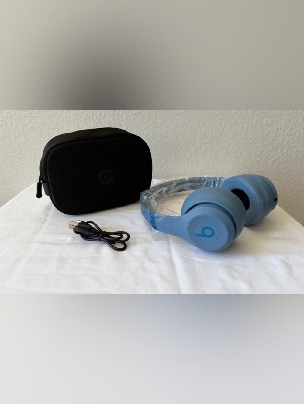 Beats by Dre Over-Ear Headphones in Light Blue with Black Case - Picture 2 of 3